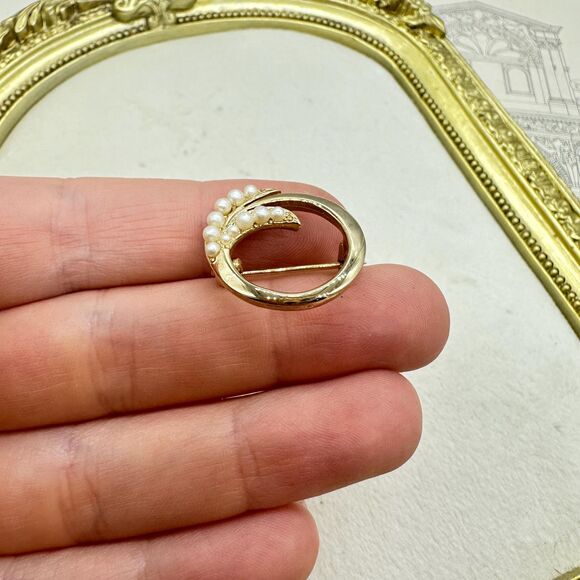 Vintage Jewelry Gold Tone Pearl Swirl Circle Brooch Pin - Picture 2 of 4